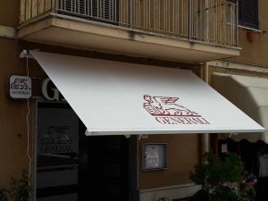 tenda a bracci personalizzata con logo per agenzia di assicurazione