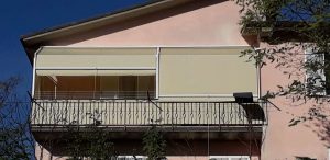 2 tende a capanno a tinta unita per balcone in zona Garfagnana (lucca)