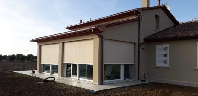 3 tende a caduta verticale in microforato, motorizzate, con cavetti in acciaio inox