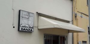 tenda cappottina fissa per ingresso di scuola danza