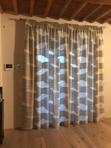 tenda arricciata con fantasia moderna su bastone in acciaio montato a parete