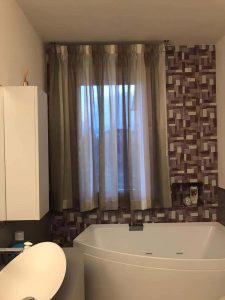 tenda arricciata su bastone in alluminio per finestra del bagno