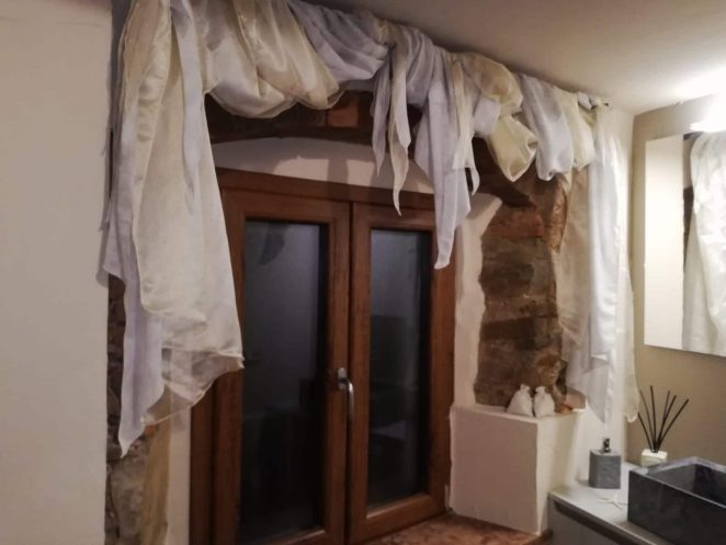 tende a drappo bicolore su bastone per finestra del bagno