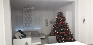 tende a pannelli bianchi e con fantasia a foglie per sala moderna