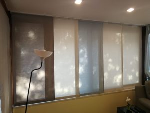 tende a pannelli corti in tessuto filtrante per proteggere privacy e schermare il calore