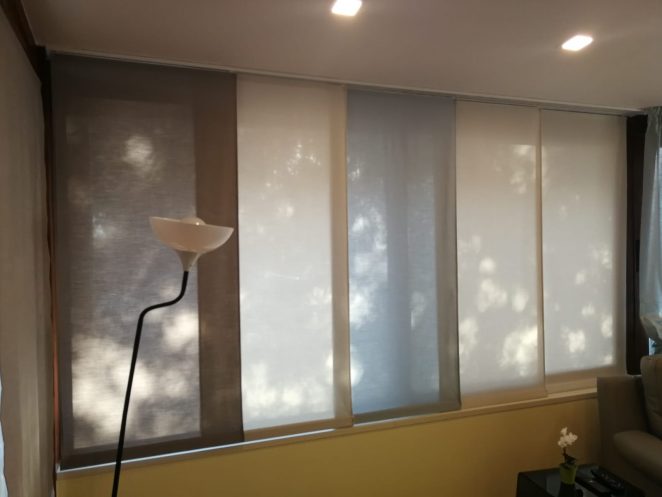 tende a pannelli corti in tessuto filtrante per proteggere privacy e schermare il calore