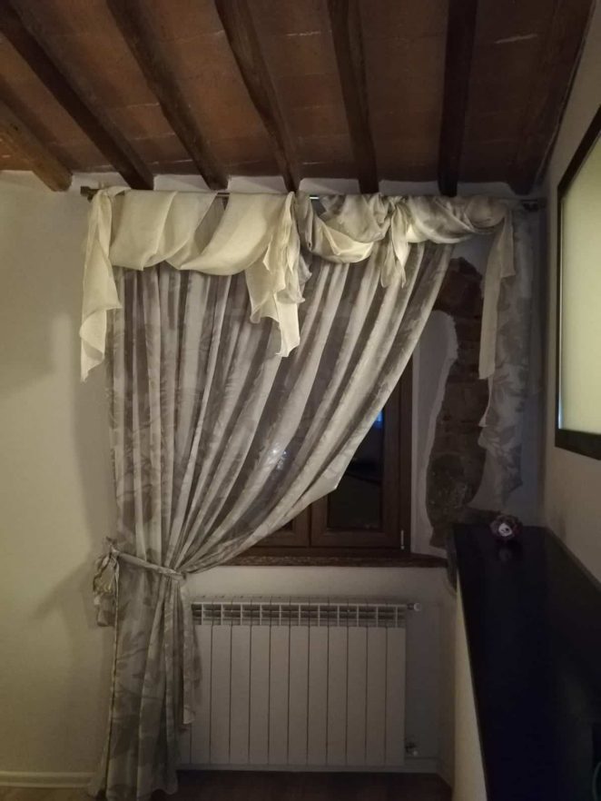 tende in tessuto a fantasia botanica su bastone con drappo