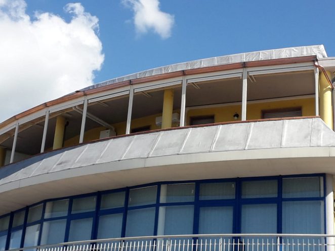 9 tende antivento e antipioggia per chiusura ampio terrazzo circolare ultimo piano
