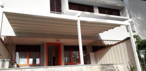 pergola addossata in alluminio per veranda a san vincenzo di livorno