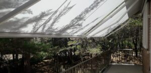 2 tende a bracci a tinta unita coordinata per terrazza di villa a marina di castagneto