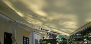 2 tende a bracci motorizzate e a tinta unita coordinata per giardino