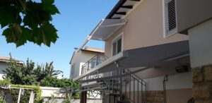 3 tende a bracci su barra quadra a tinta unita coordinata