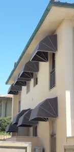 8 cappottine su misura a tinta unita scura per palazzina