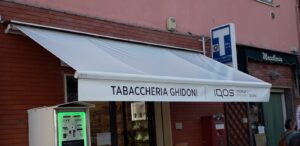 tenda a bracci a tinta unita chiara personalizzata con scritta attività