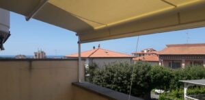 tenda a capanno a tinta unita chiara per schermatura terrazzo vista mare