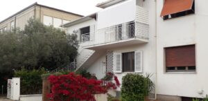 tenda a capanno a tinta unita chiara per terrazzo