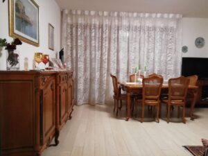 tende arricciate su binario con fantasia personalizzata per soggiorno