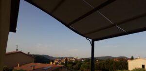 teli intrecciati per copertura di tettoia di ingresso casa