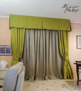 doppie tende in organza goffrata su binari con mantovana e calate in taftà cangiante (RIF:TL9)