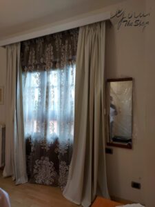 tenda leggera in organza doppiata con tende oscuranti blackout su binari e con mantovana in legno (RIF: TL28)