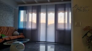 tende a pannelli su binario con mantovana per zona living (RIF: TL36)