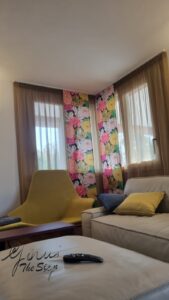 tende arricciate su binario a soffitto con pannelli a tema floreale per sala (RIF:TL32)